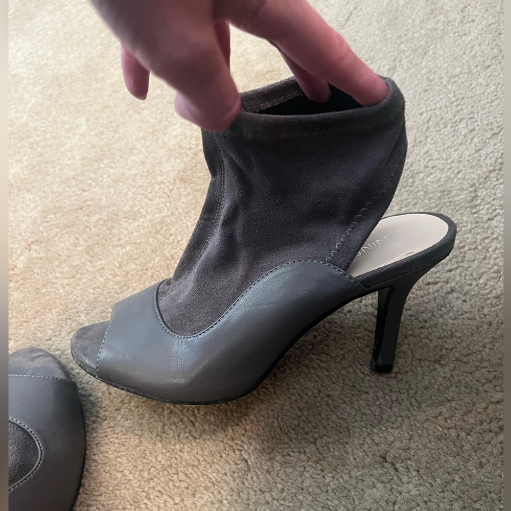 Nine West size 5 grey heel